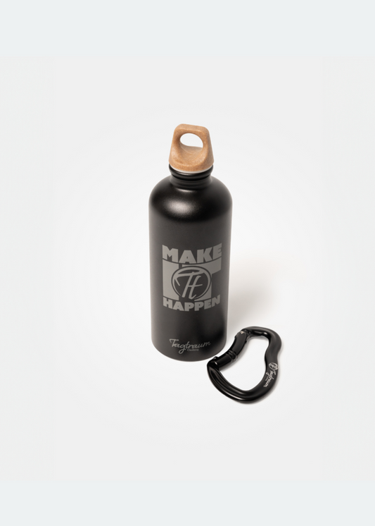 ein Set aus: 100% recycelte Aluminium Trinkflasche in schwarz mit grauem Make it Happen Print und einem schwarzen Aluminium Kletter-Karabiner mit einer Tagtraum Clothing Gravur auf der Vorderseite