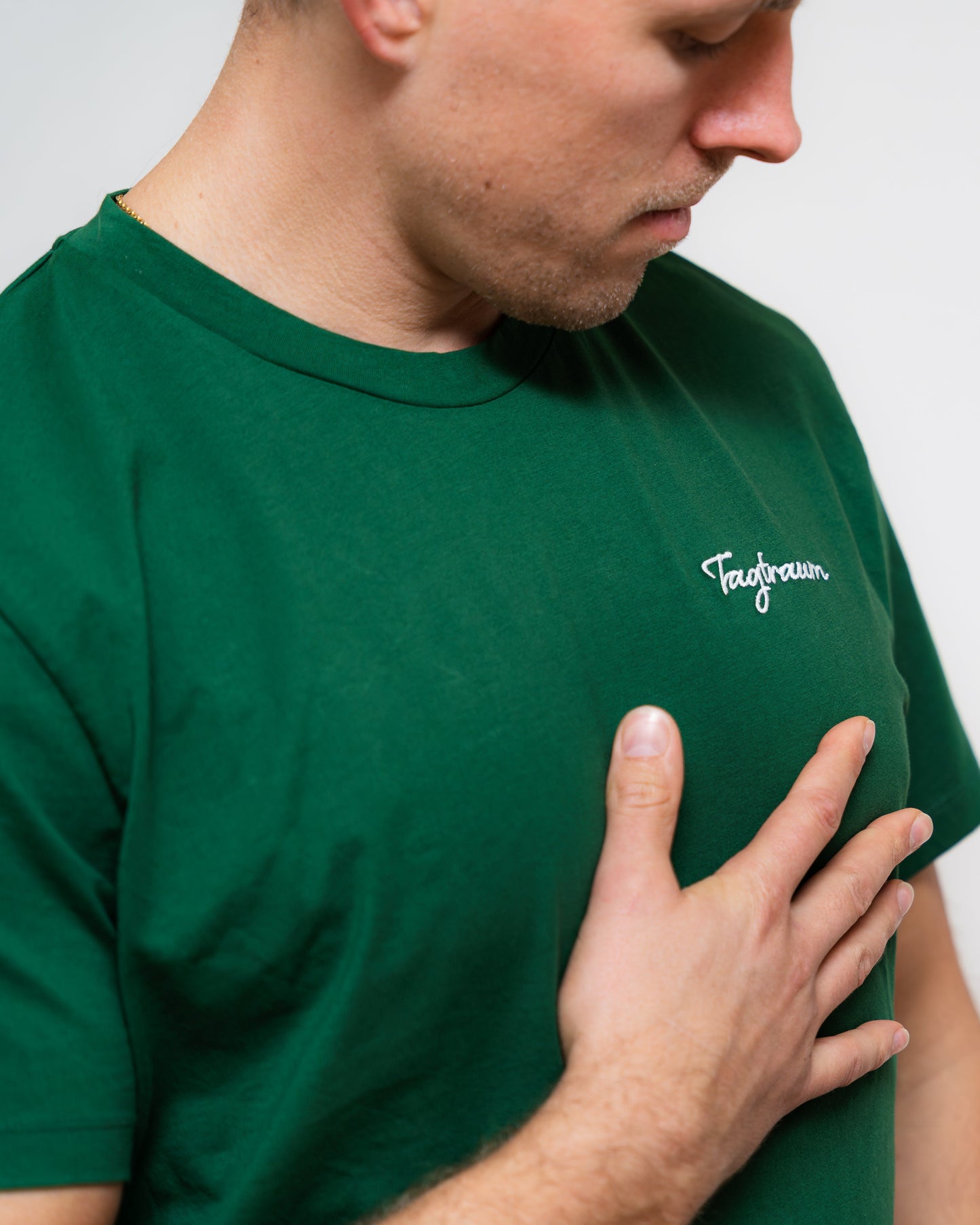 Ein schönes Roundneck Unisex T-Shirt aus 100% Bio-Baumwolle (GOTS zertifiziert), fair hergestellt in Portugal. Ultra bequem, ultra langlebig. Mit einem edlen Tagtraum Stick. Sonst schlicht, zeitlos, in einem satten Waldgrün. 