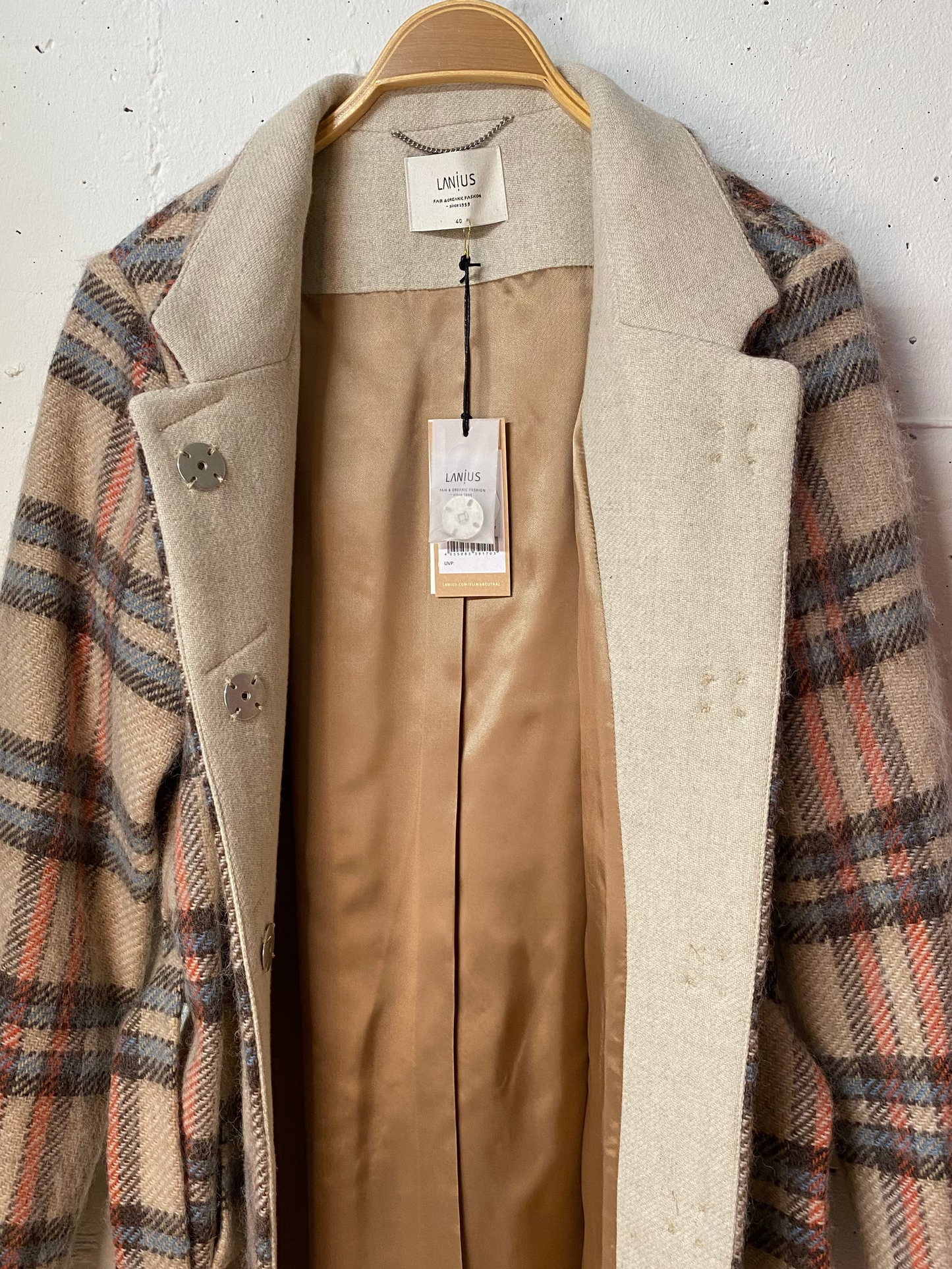 Wollmantel der Marke Lanius, offen fotografiert, mit Knöpfen, Innenfutter, Label, etc.
