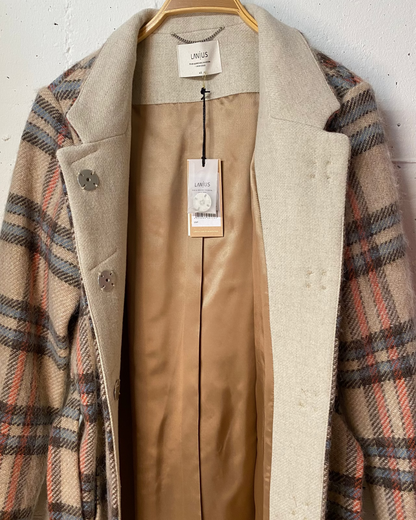 Wollmantel der Marke Lanius, offen fotografiert, mit Knöpfen, Innenfutter, Label, etc.